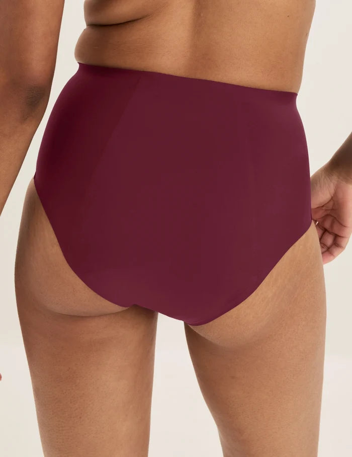 Ashley has 39” hips and wears KNIX S | Back view of model wearing the SuperPlus Leakproof® No-Show High Rise highlighting the coverage and smooth fit | Dark Cherry