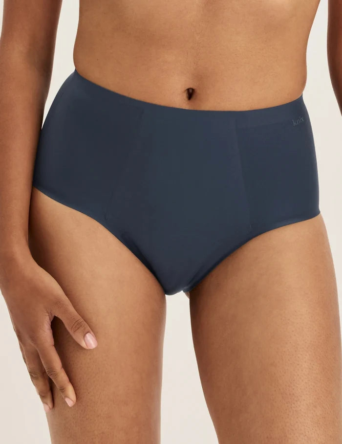 Ashley has 39” hips and wears KNIX S | Front view of model wearing the SuperPlus Leakproof® No-Show High Rise highlighting the coverage and smooth fit | Twilight Navy
