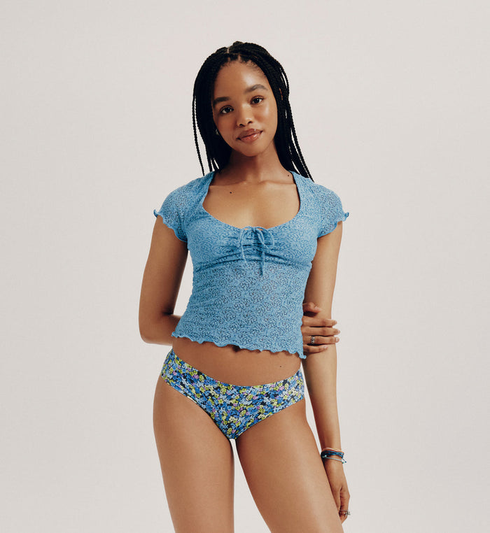 Onosholema (she/her) has 36" hips and is wearing a size M  | Front view of model wearing the Teen Light Leakproof No-Show Bikini highlighting the coverage and smooth fit | Electric Petals