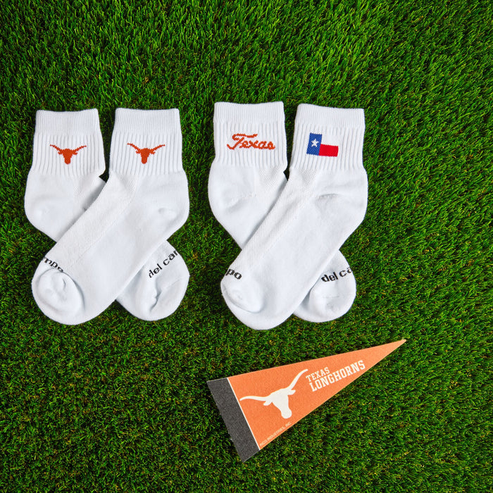 Del Campo Texas Longhorns Pack golf socks on turf with a team pennant
