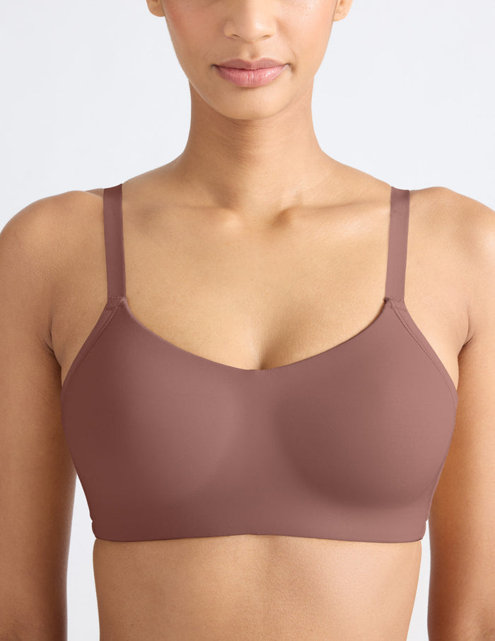 Tsanna is a 32C and wearing KNIX S | Front view of model wearing the One&Only Scoop Bra®, highlighting the neckline, strap design, and  silhouette | Sola