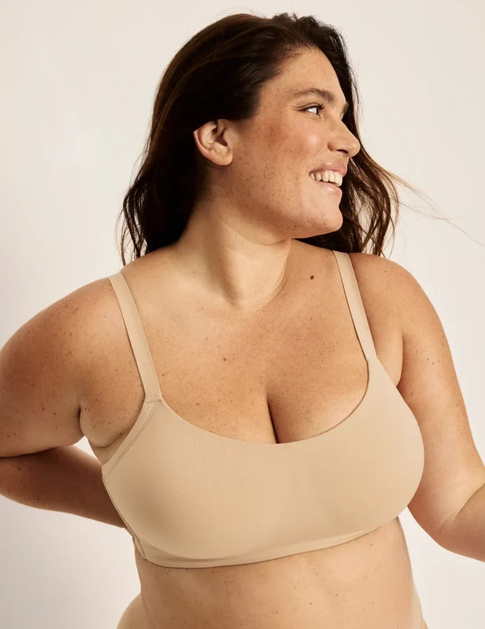 Clementine is a 40G and wearing KNIX XXL++ | Front view of model wearing the One&Only Scoop Bra®, highlighting the neckline, strap design, and  silhouette | Warm Sand