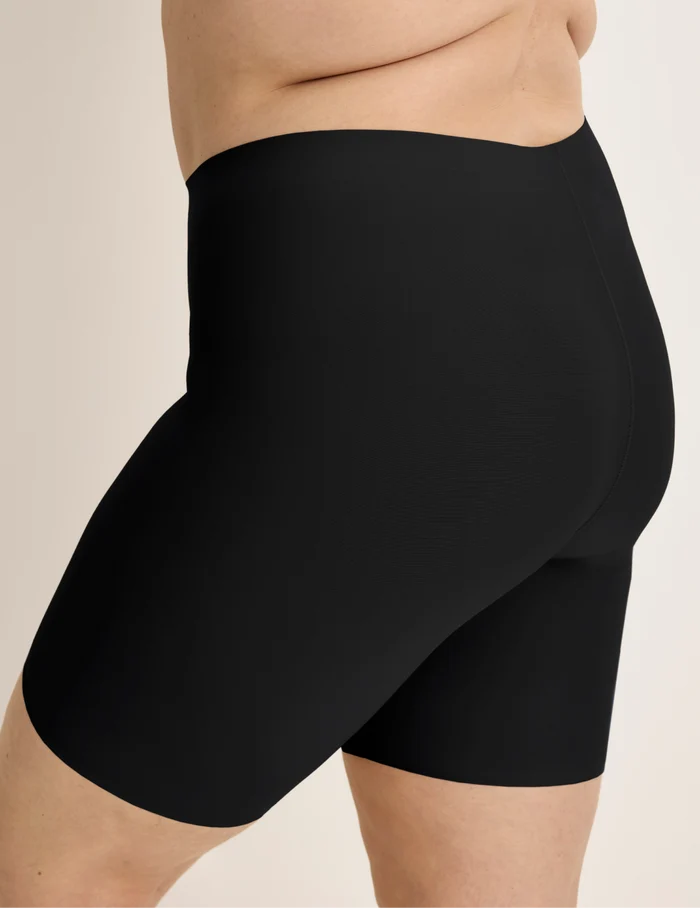 Beatrice is wearing KNIX XL | Side view of model wearing the Thigh Saver® 6” highlighting the coverage and smooth fit | Black