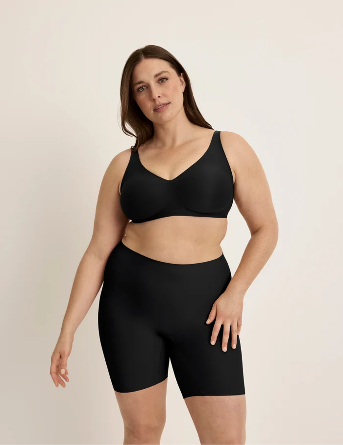 Beatrice is wearing KNIX XL | Full-body view of model wearing the Thigh Saver® 6” highlighting the coverage and smooth fit | Black
