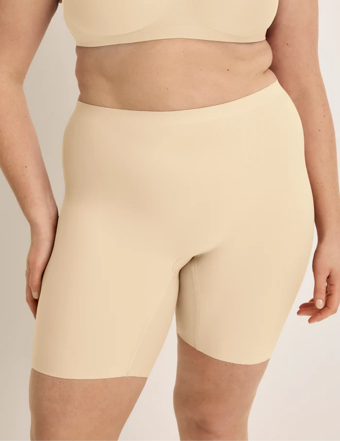 Beatrice is wearing KNIX XL | Front view of model wearing the Thigh Saver® 6” highlighting the coverage and smooth fit | Dune